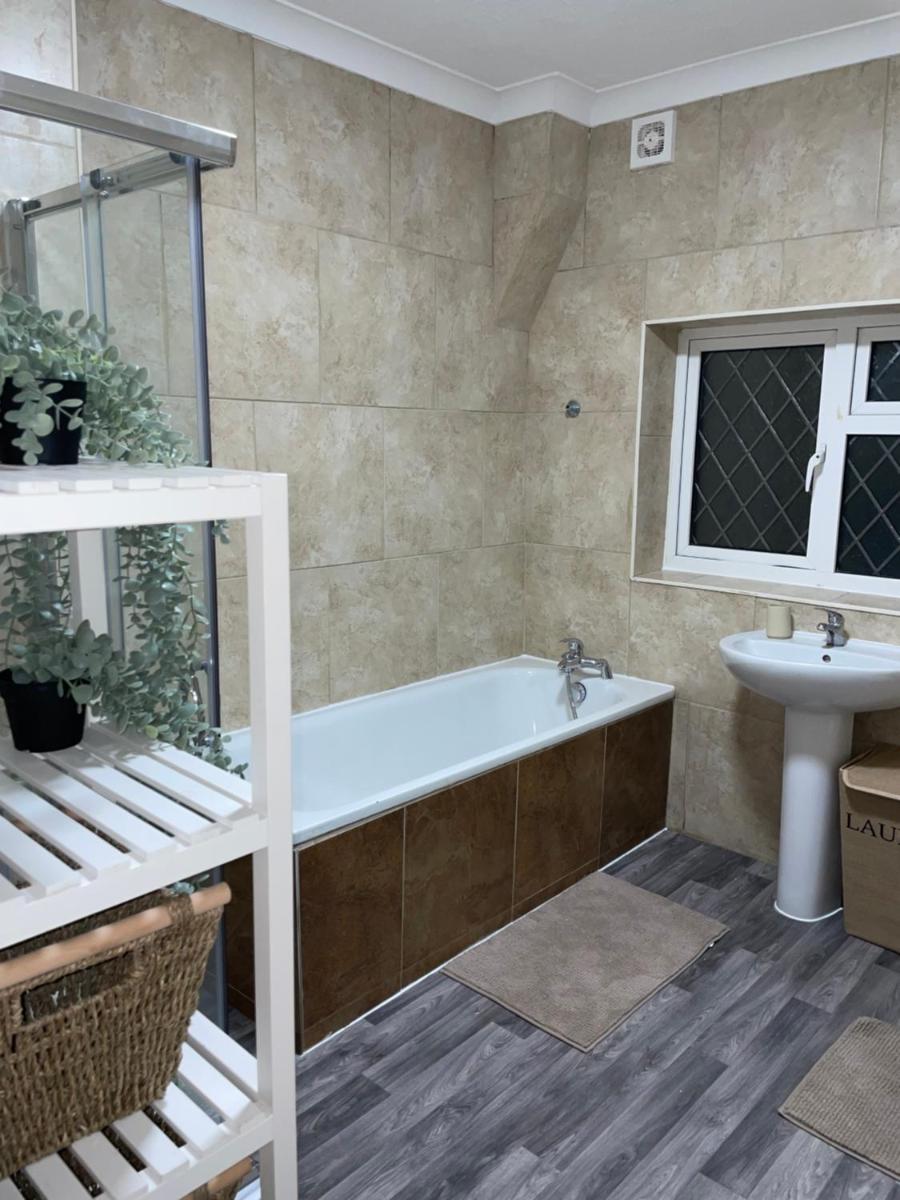Modern 4 Bedroom House 10 mins from East Croydon with Garden and Free parking - Housity