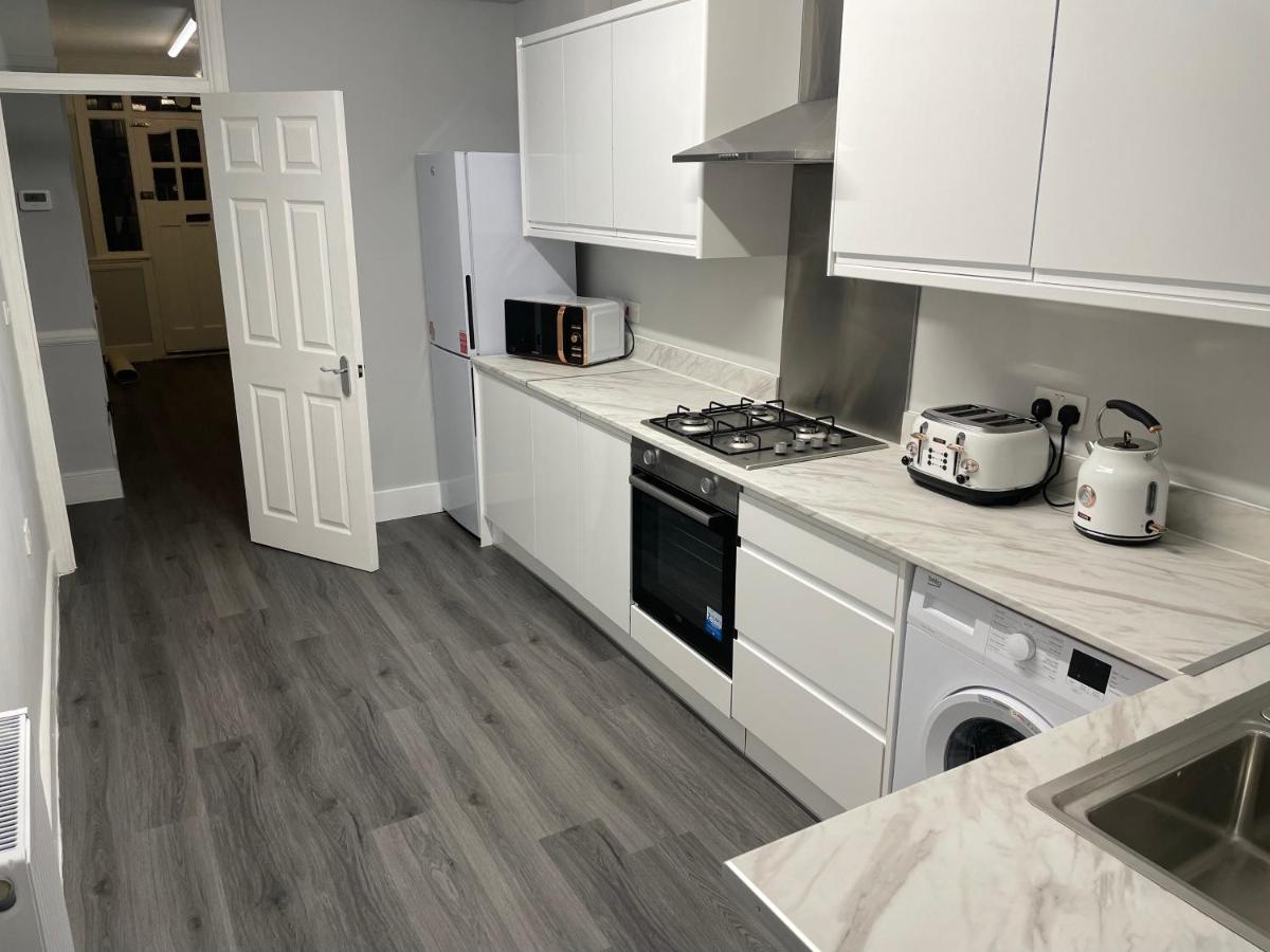 Modern 4 Bedroom House 10 mins from East Croydon with Garden and Free parking - Housity