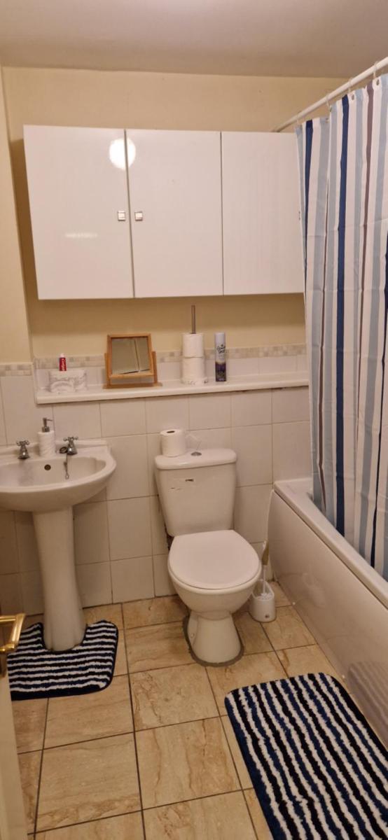 Dartford Cosy and Spacious 3 bedroom house Netflix and Sport Channels - Housity