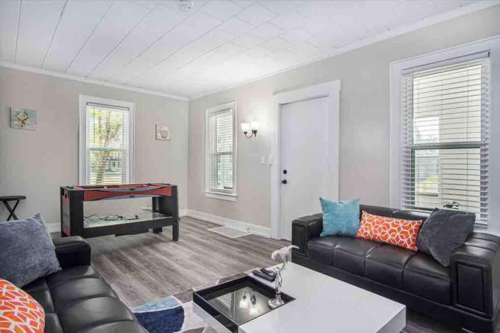 The Bright Side Bungalow Downtown*MFoam Mattresses - Housity