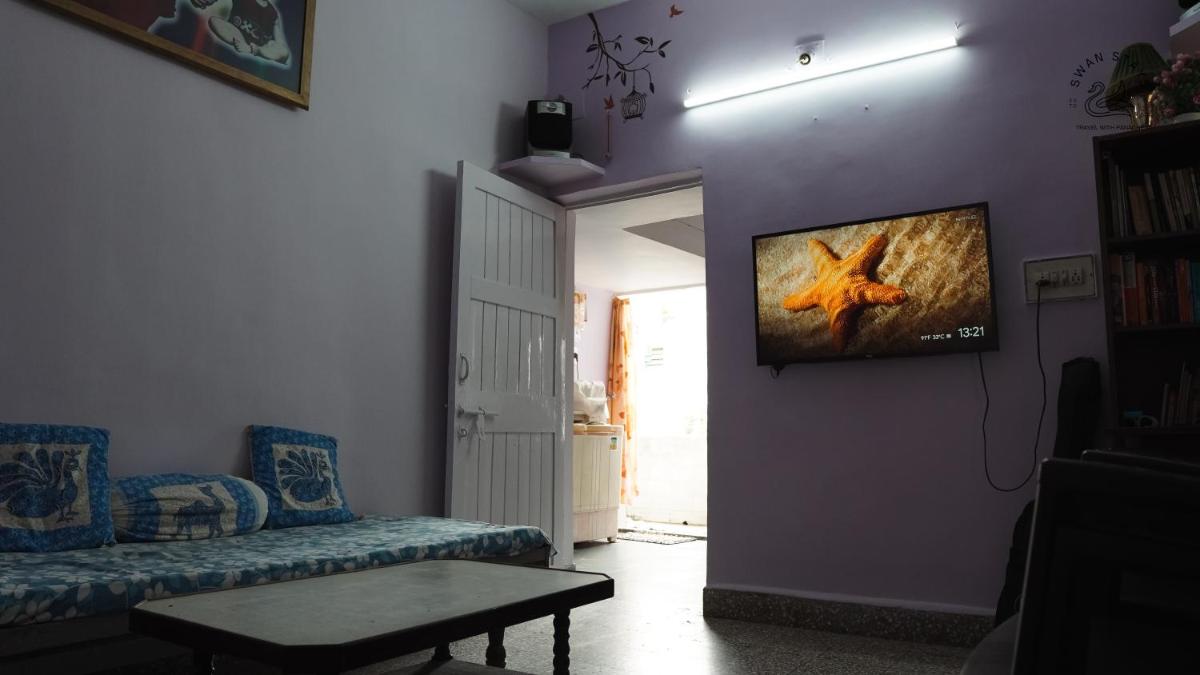 Stay with Music Artist RAME in 1BHK Home/Studio - SwanStays - Housity