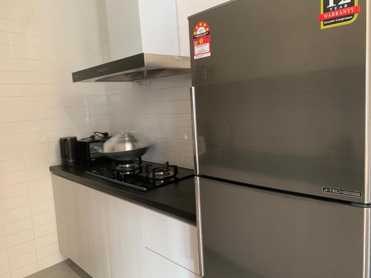 Roxy Sematan Beach Townhouse - Housity