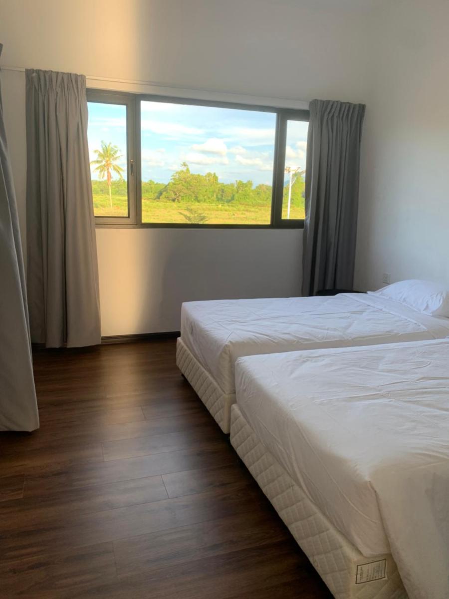 Roxy Sematan Beach Townhouse - Housity