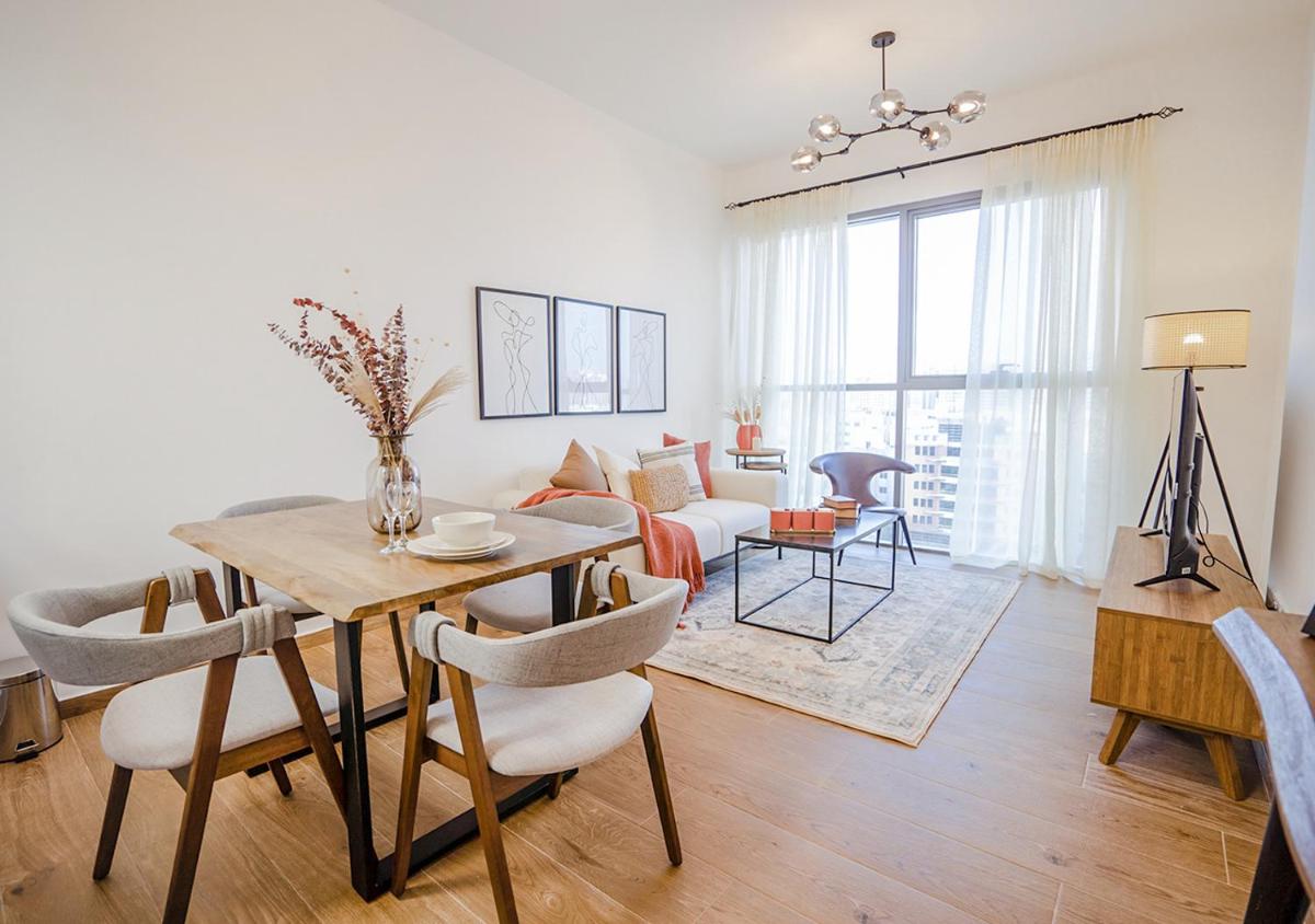 View of Urban Industrial-Chic Aesthetic in Modern Living Rooms | FH