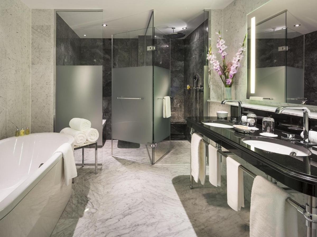 Ein Badezimmer in der Unterkunft Breidenbacher Hof, Best Grandhotel 2025 - Die 101 Besten