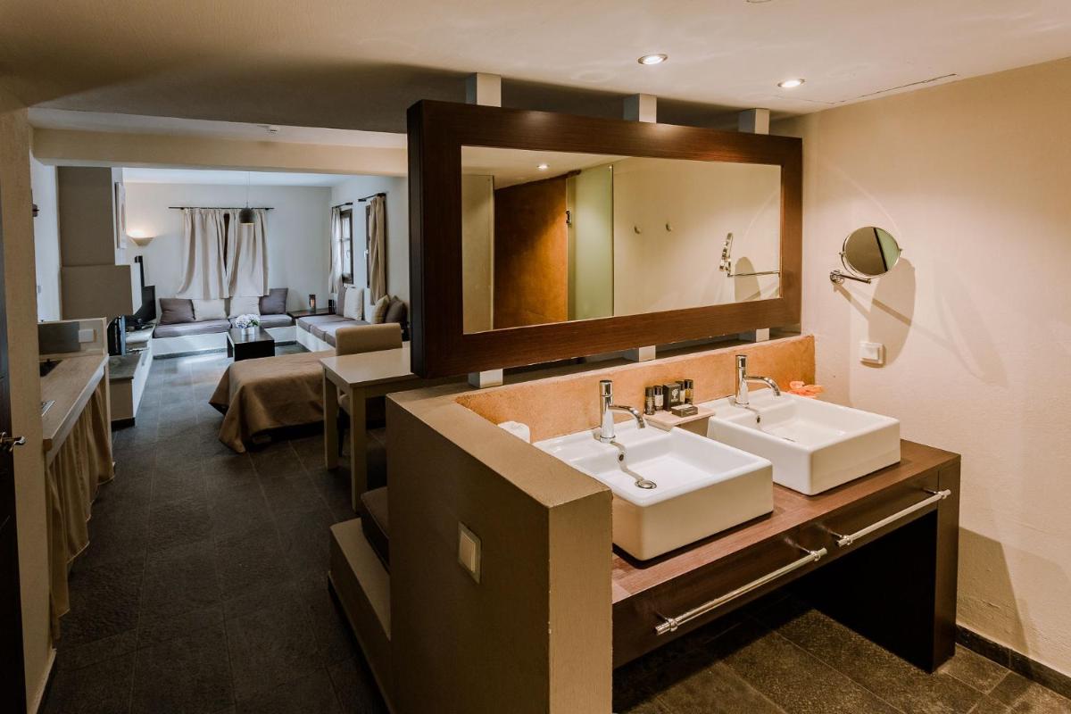 12 Months Resort & Spa - Housity