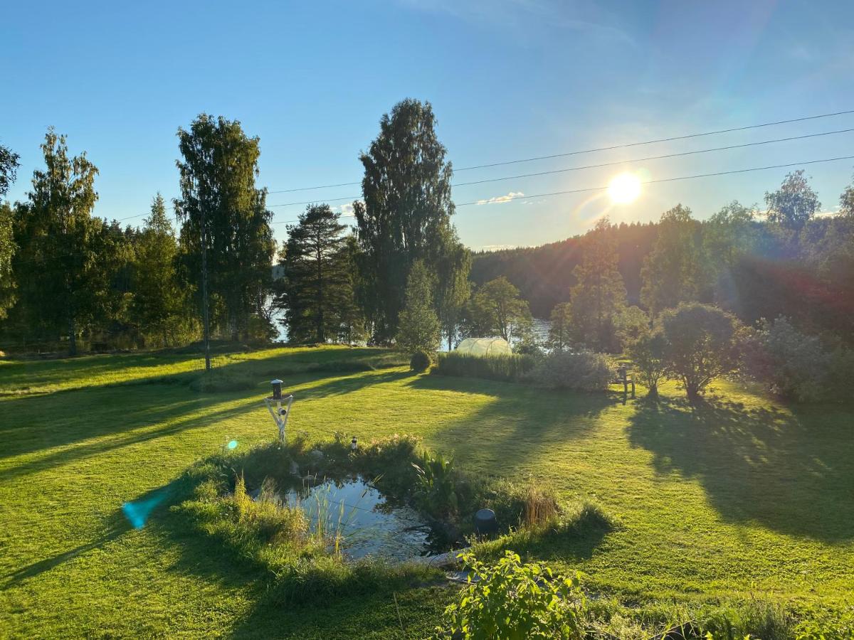 Sjöutsikt, Röd trästuga med traditionellt yttre Skandinavisk, modernt inre och alla bekvämligheter, Sol hela dagen på stora altanen, Tryggt, Vinterbonat, Fiske, Båt - Housity