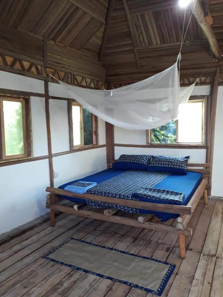 ZIONZURI ARTS ECOVILAGE TREE HOUSE - Housity