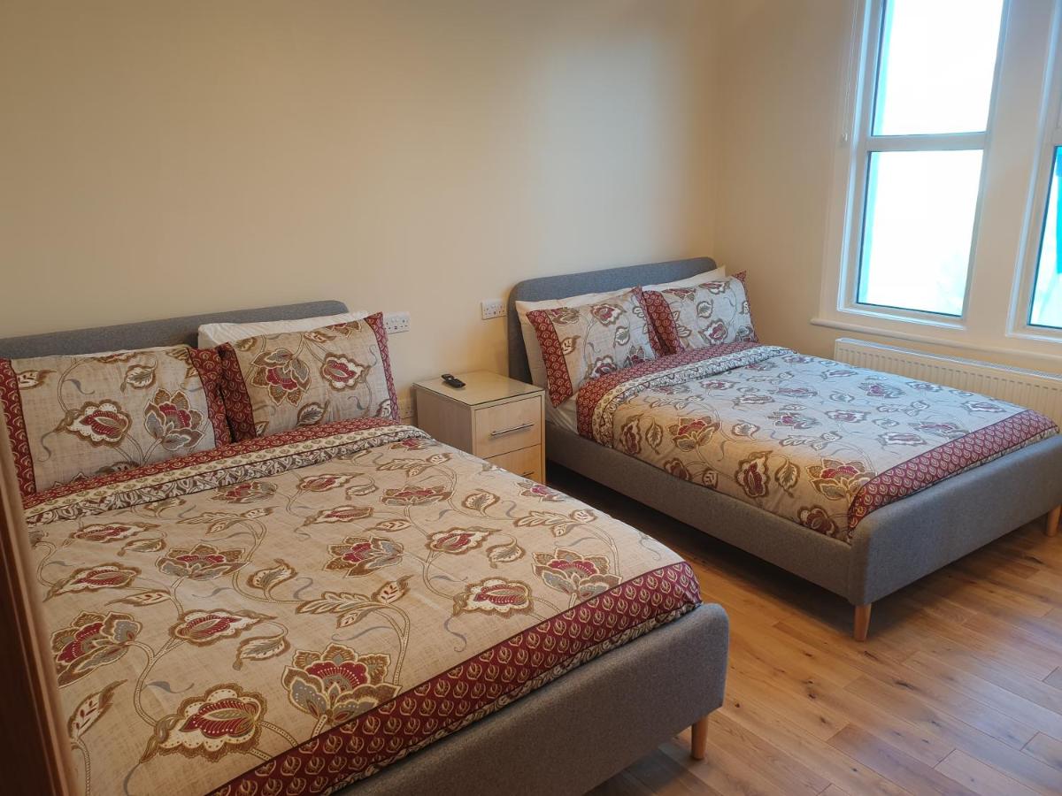 London Luxury Spacious 2 Bedroom Apartment 4 mins from Ilford Stn. FREE parking - Housity