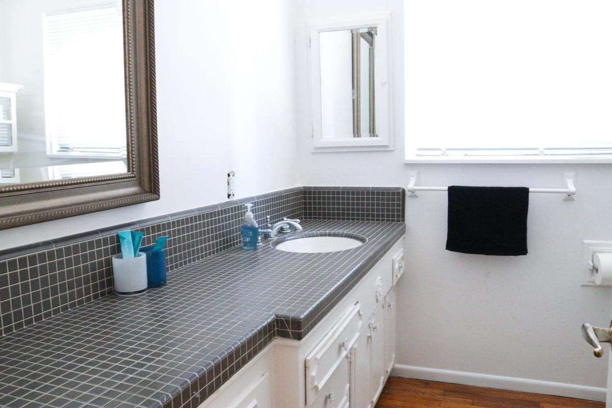 Suitetrails - Gorgeous 3 bed 2 bath house, pool, piano and much more!