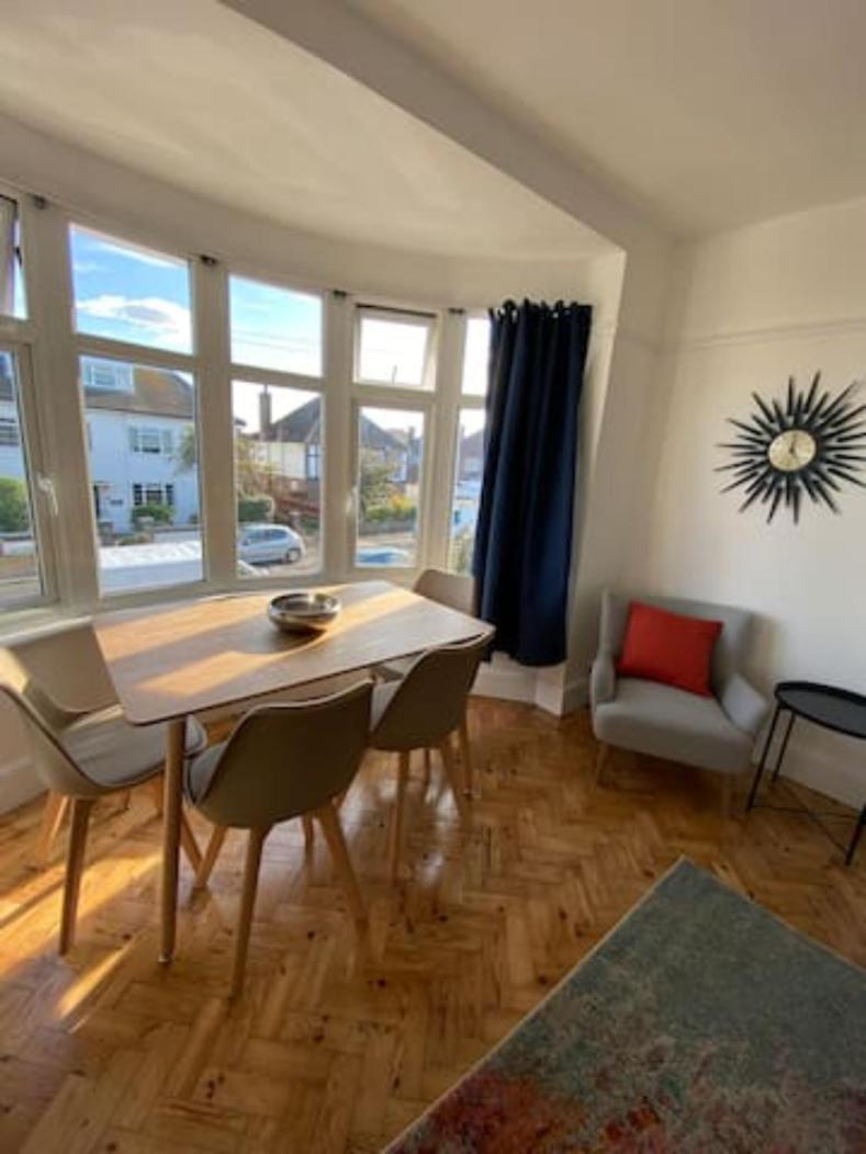Suitetrails - Entire 2 bed property, 1 road back from the sea