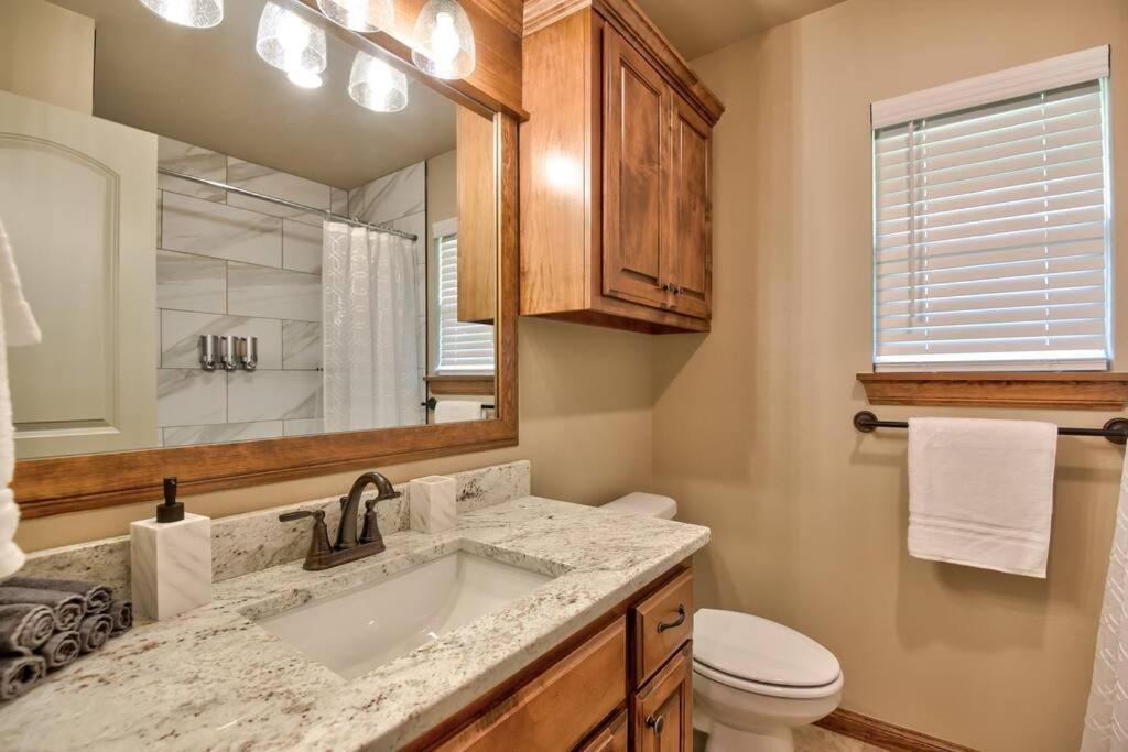 Spacious New Build 3bd/2bth Home near Route 66 - Housity