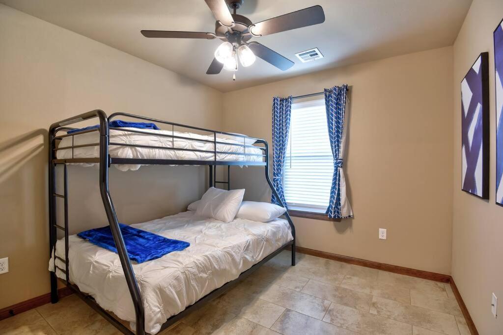 Spacious New Build 3bd/2bth Home near Route 66 - Housity