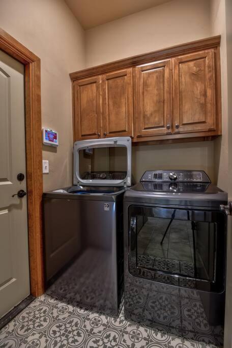 Spacious New Build 3bd/2bth Home near Route 66 - Housity