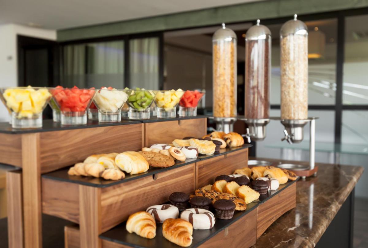 Comida en o cerca de este hotel