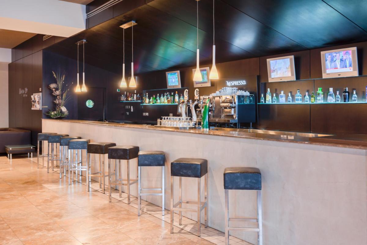 El salón o zona de bar de Occidental Aranjuez