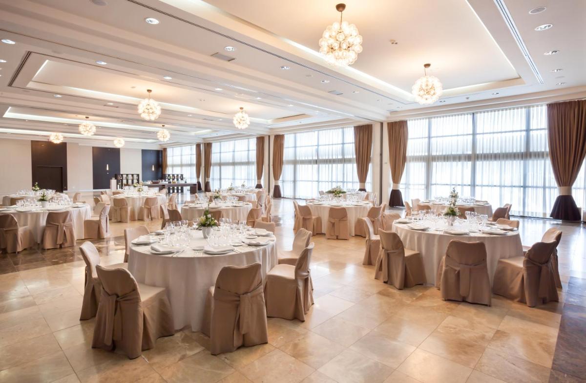 Un restaurante o sitio para comer en Occidental Aranjuez