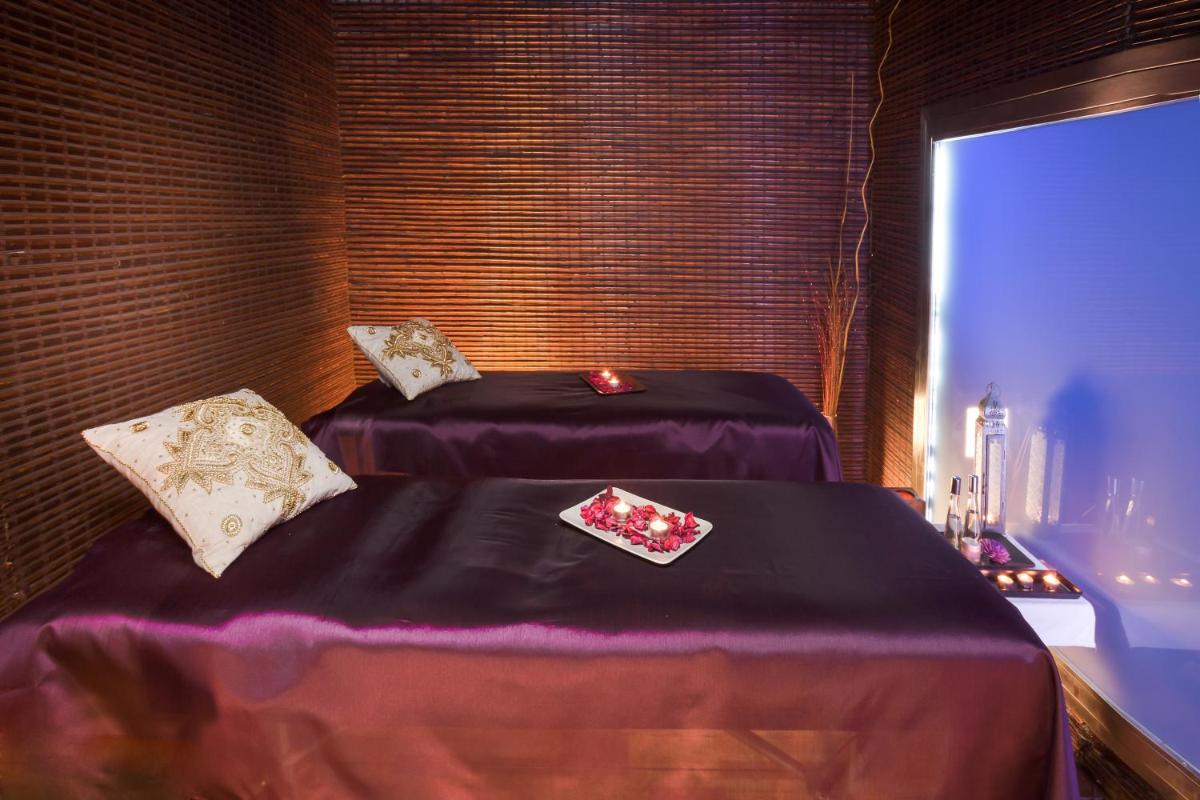 Cama o camas de una habitación en Occidental Aranjuez