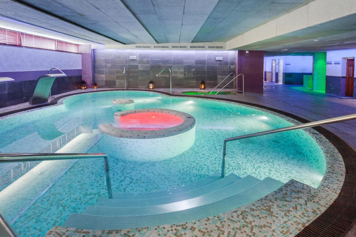 Piscina en o cerca de Occidental Aranjuez