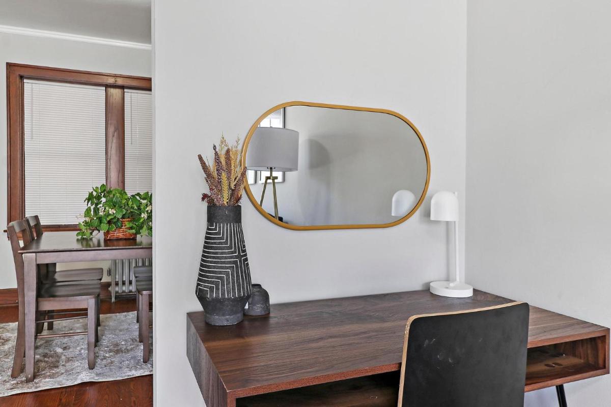 Contemporary 1BR Apartment with Wi-Fi! - Lockwood 1 & 2 - Housity