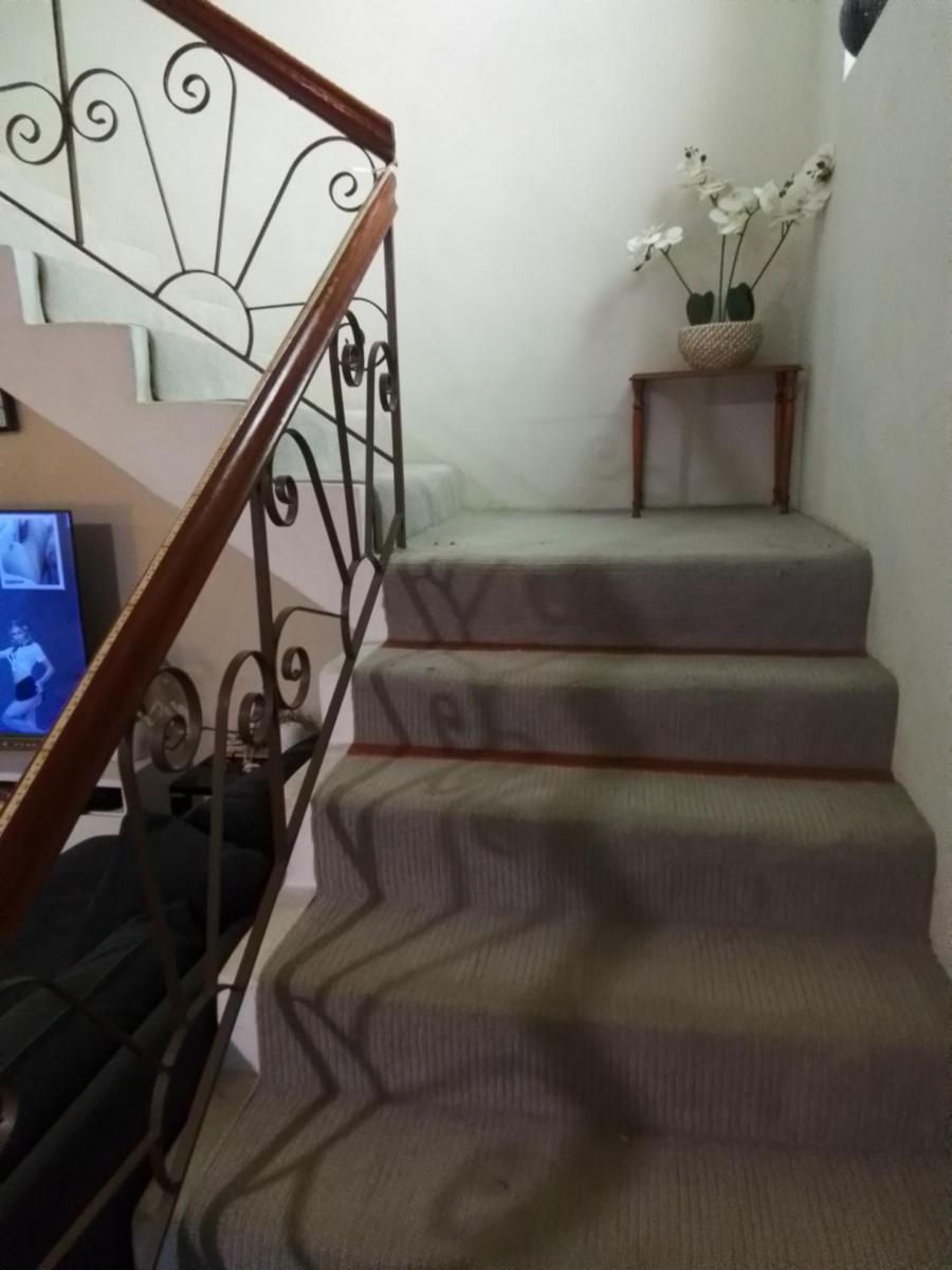 Dolly's doll house - Housity