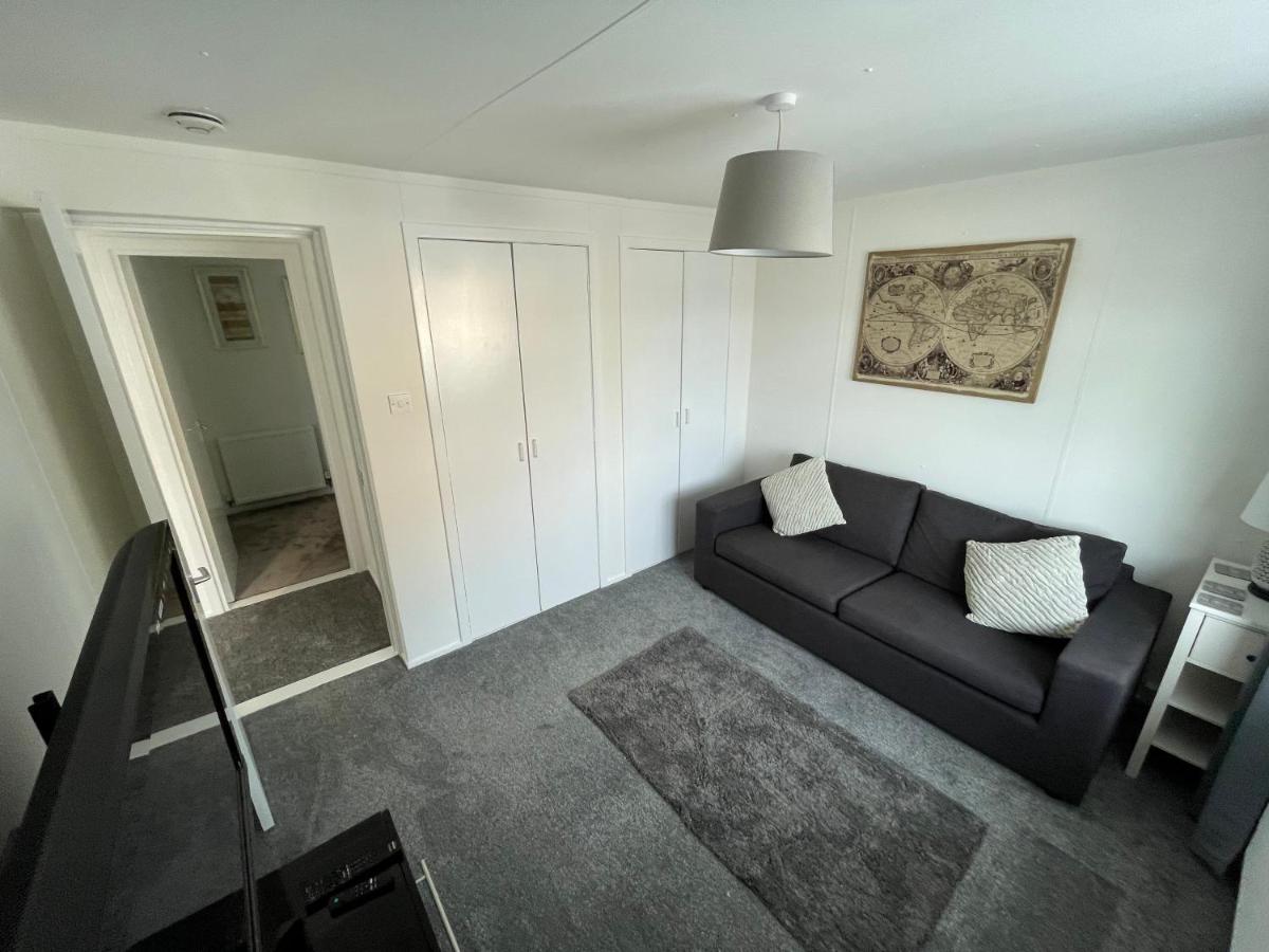 1-Bedroom Semi-detached Chalet in Uddingston, Glasgow - Housity