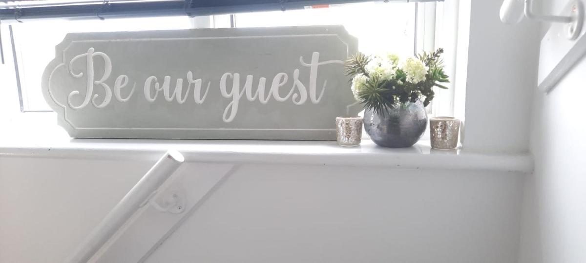 Stylish and homey 3 bedroom house with free parking & Wi-Fi - Housity