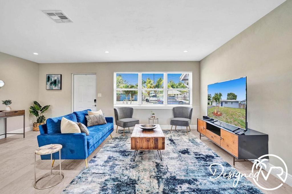1 Mile to Beach Beautiful 4 Bedroom + Gameroom - Housity