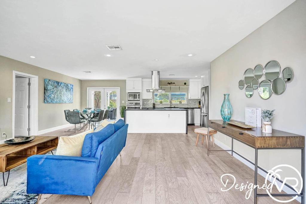 1 Mile to Beach Beautiful 4 Bedroom + Gameroom - Housity