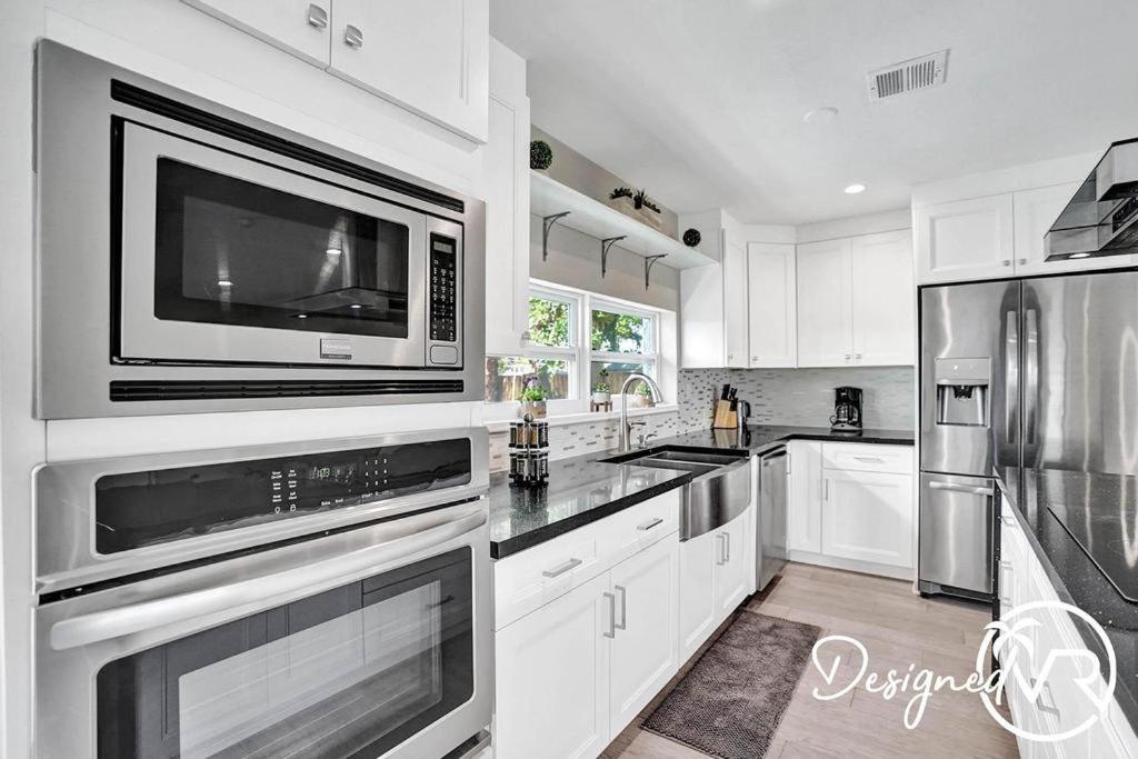 1 Mile to Beach Beautiful 4 Bedroom + Gameroom - Housity