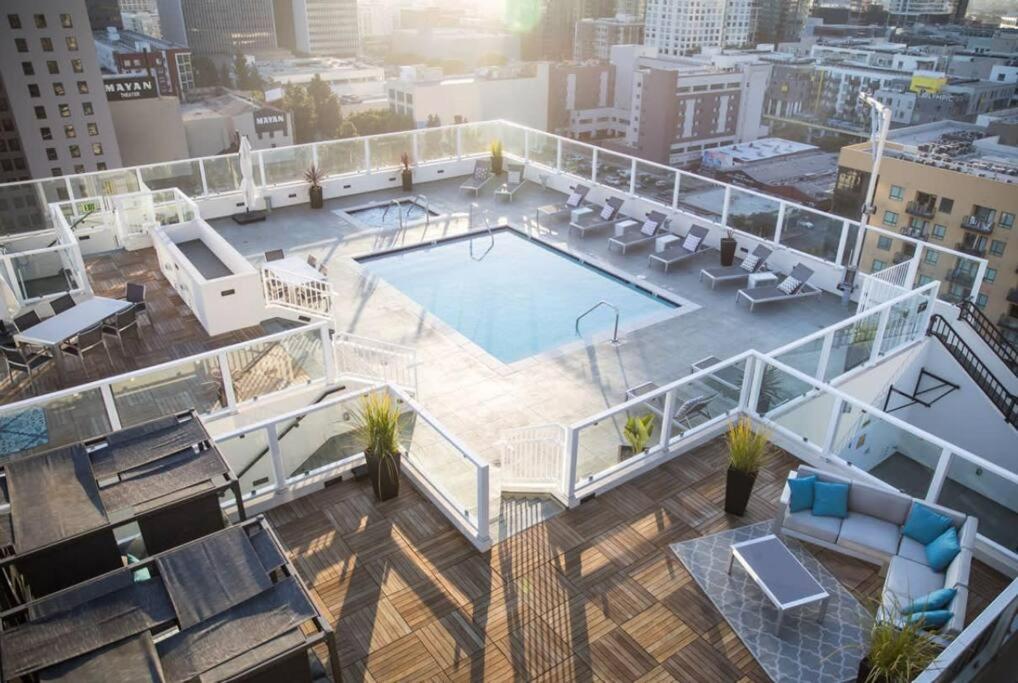 2 Bedroom Condo with Pool and Downtown LA View - Housity