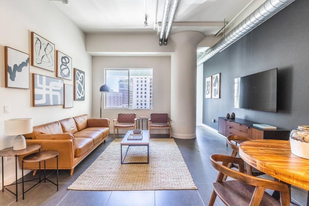 2 Bedroom Condo with Pool and Downtown LA View - Housity