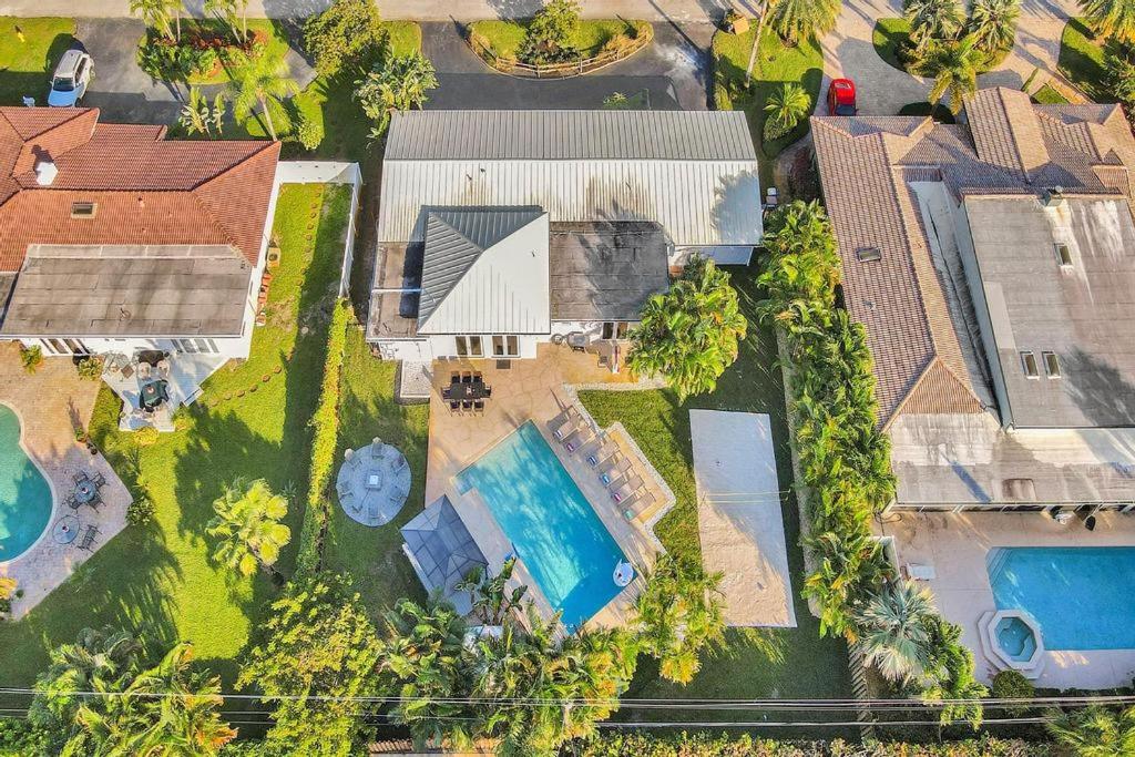 Amazing 6 Bedroom Resort - Huge Heated Pool, Beach Volley Ball, Game room - Housity