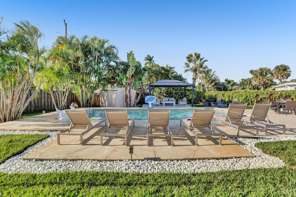 Amazing 6 Bedroom Resort - Huge Heated Pool, Beach Volley Ball, Game room - Housity