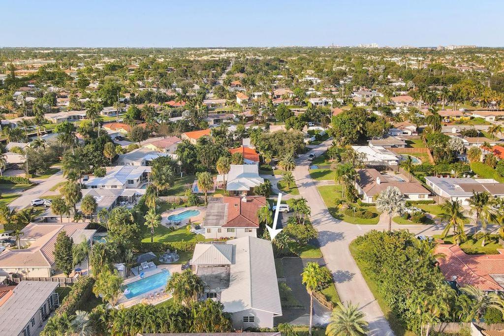 Amazing 6 Bedroom Resort - Huge Heated Pool, Beach Volley Ball, Game room - Housity