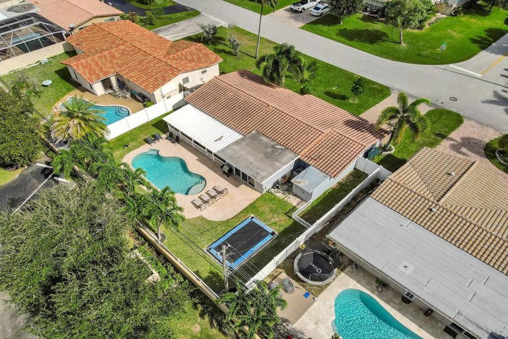 Beautiful 4 Bdrm Heated Pool Jacuzzi - 1.5 miles to Beach - Housity
