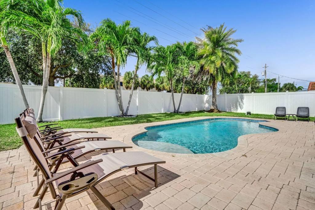 Beautiful 4 Bdrm Heated Pool Jacuzzi - 1.5 miles to Beach - Housity