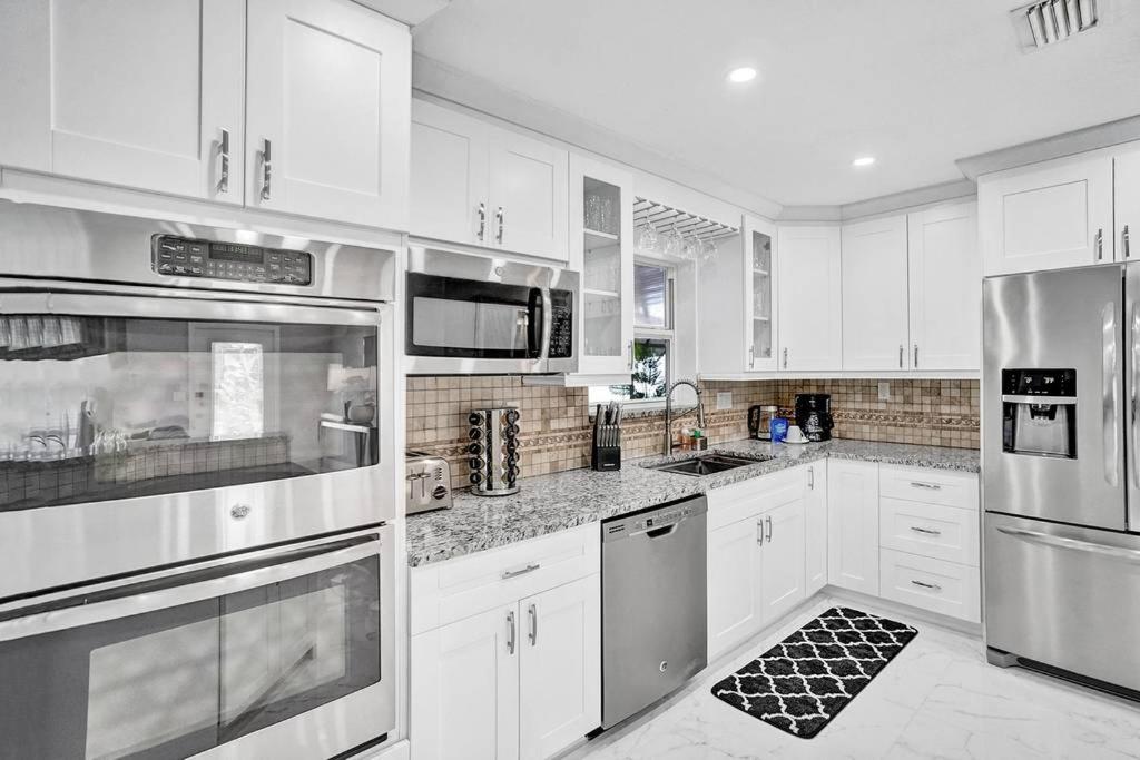 Beautiful 4 Bdrm Heated Pool Jacuzzi - 1.5 miles to Beach - Housity