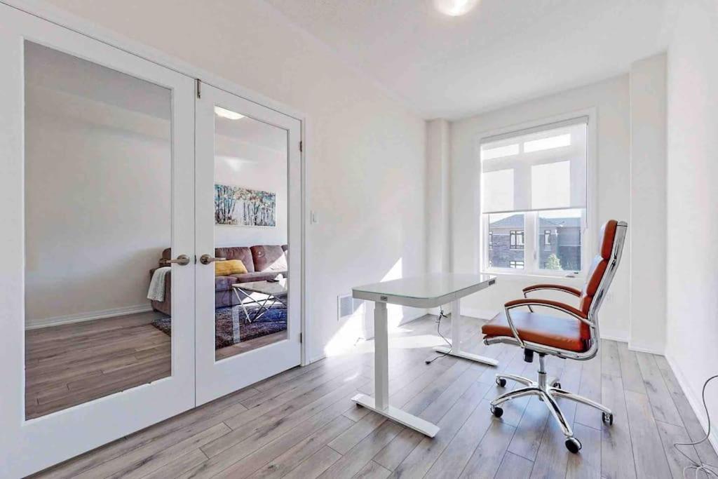 NEWLY BUILT LUXURIOUS 3BRM TOWN HS/AIRPORT/PARKING - Housity