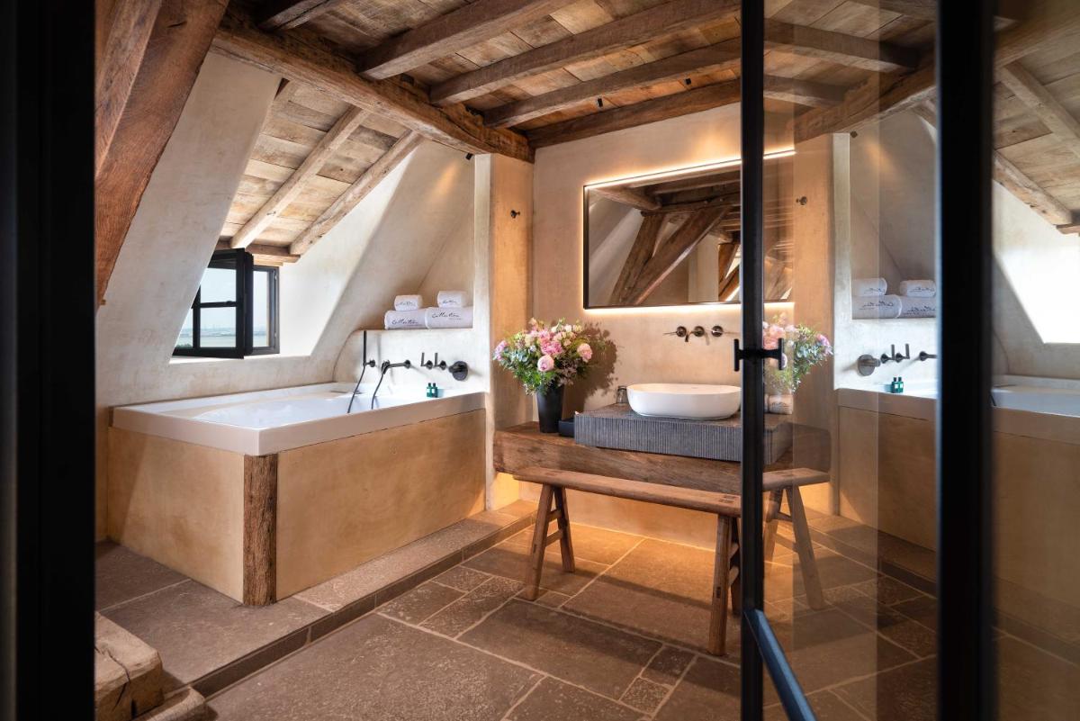 Un ou plusieurs lits dans un hébergement de l'établissement La Ferme Saint Simeon Hotel & Spa - Relais & Chateaux