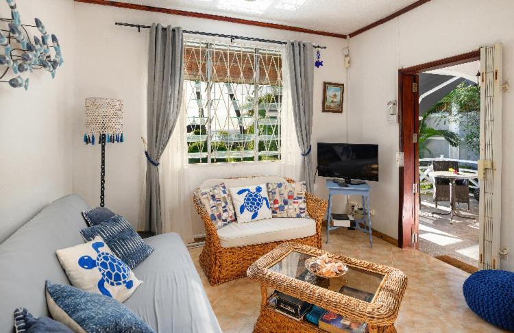 Suitetrails - Lovely 3 bedroom beach house on a sandy beach