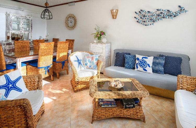 Suitetrails - Lovely 3 bedroom beach house on a sandy beach