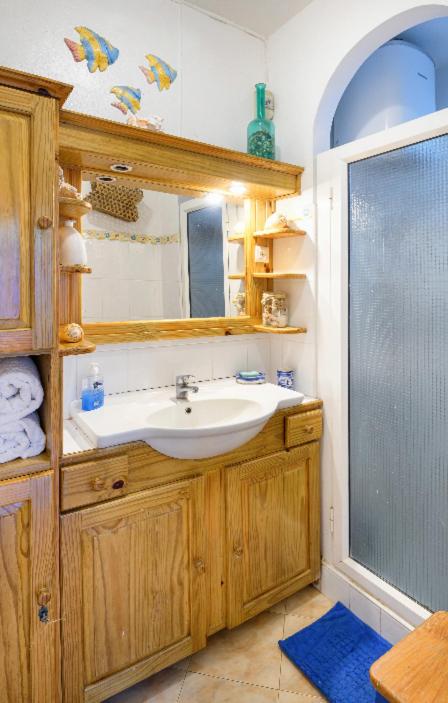 Suitetrails - Lovely 3 bedroom beach house on a sandy beach
