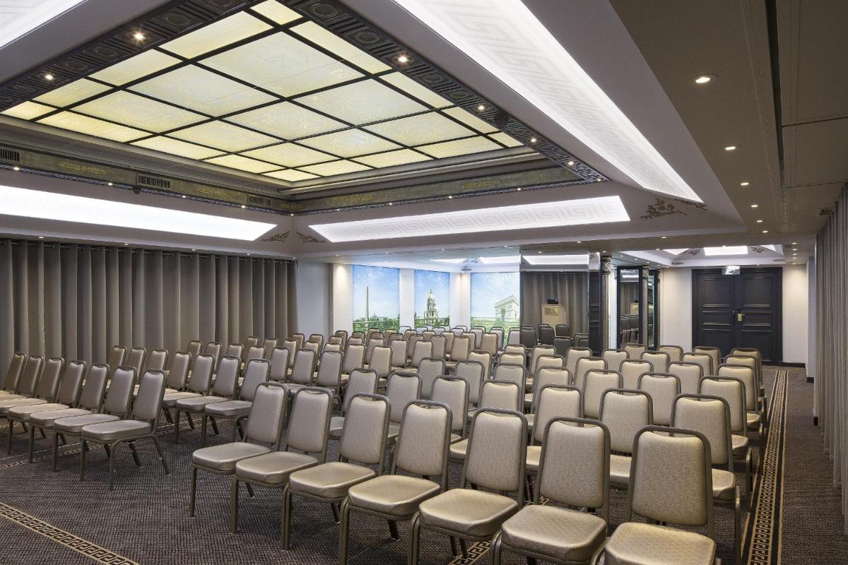 une chambre avec rangées de chaises dans un bâtiment dans l'établissement Hôtel Napoleon Paris, à Paris