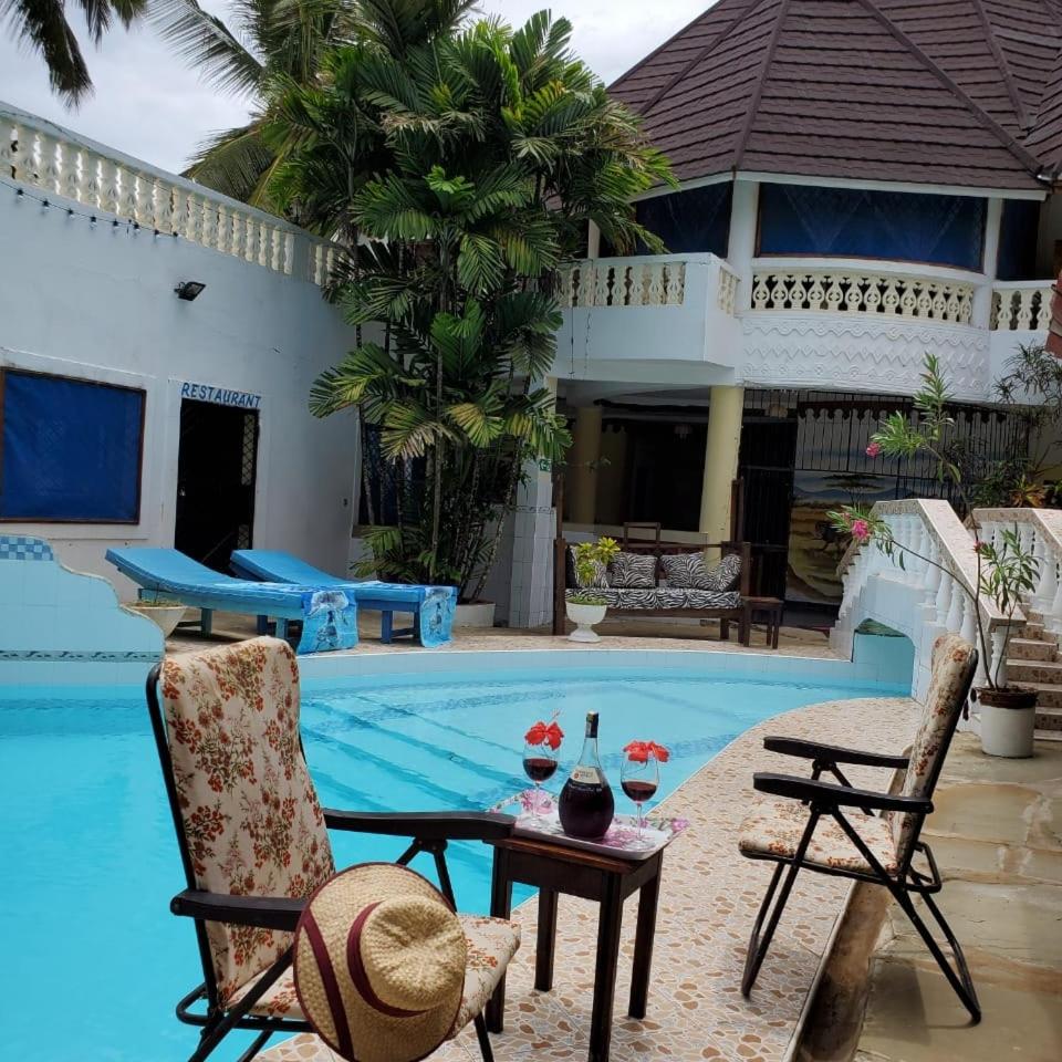 A sentimental villa with a swimmingpool near beach - Housity