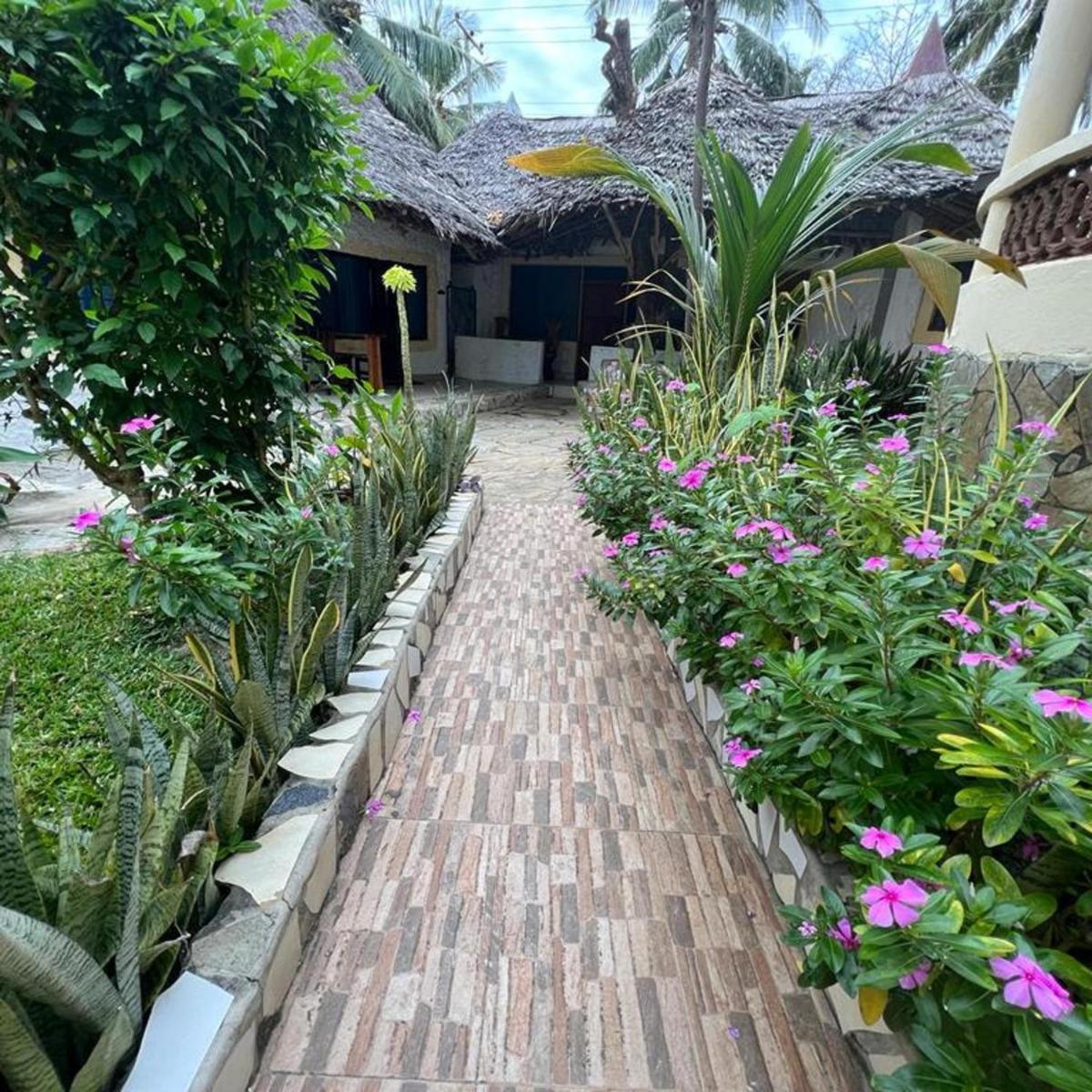 A sentimental villa with a swimmingpool near beach - Housity