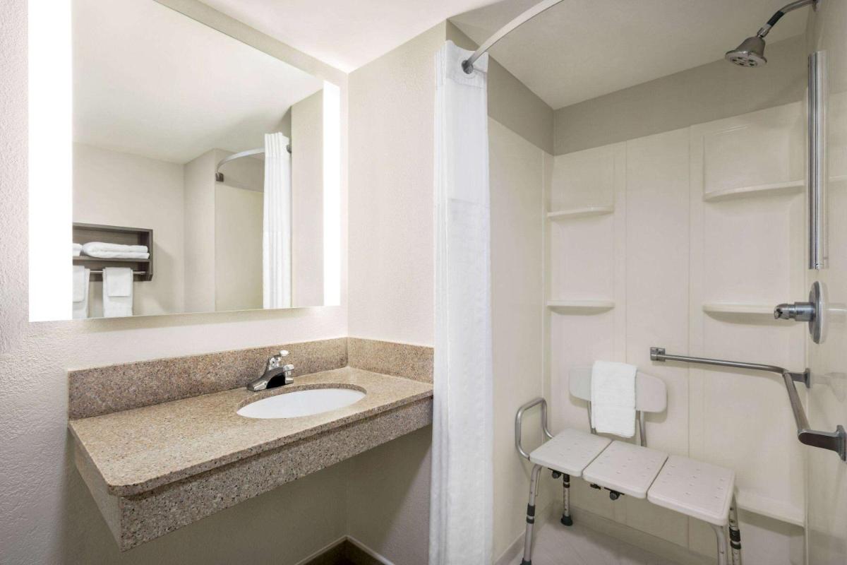 Ramada by Wyndham Allentown Bethlehem - Housity
