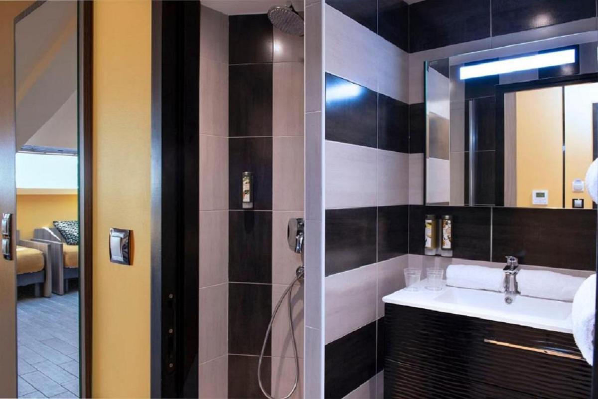 Salle de bains dans l'établissement Unique Hôtel Résidence & Spa