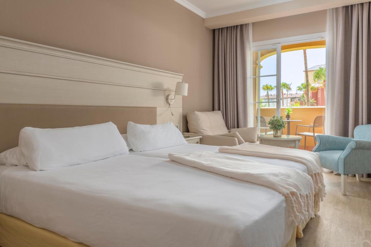 Cama o camas de una habitación en Iberostar Waves Málaga Playa