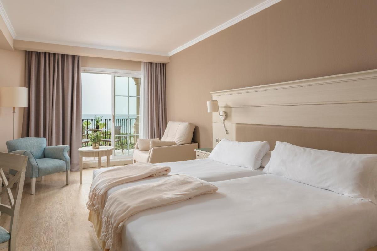 Cama o camas de una habitación en Iberostar Waves Málaga Playa